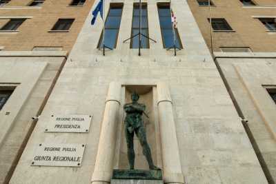 Bari, razionalismo anni 30 e statue imperiose: � il Palazzo della Presidenza della Regione